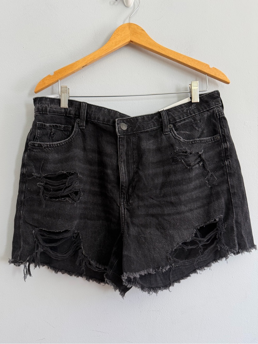 NWT American Eagle Jean Mom Short Super Hi Rise Denim Black Distressed Size 16